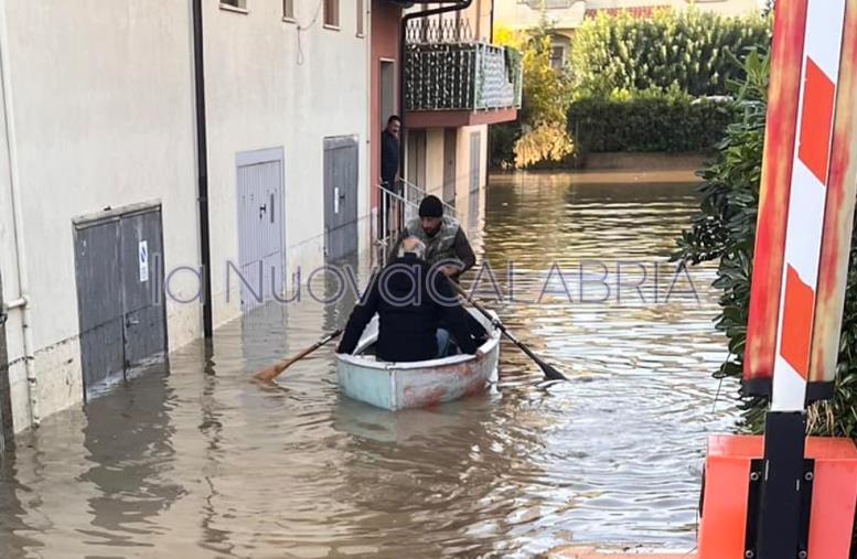 Squillace Lido sommersa dal fango dopo l'alluvione (VIDEO e FOTO) images Squillace Lido sommersa dal fango dopo l'alluvione (VIDEO e FOTO)